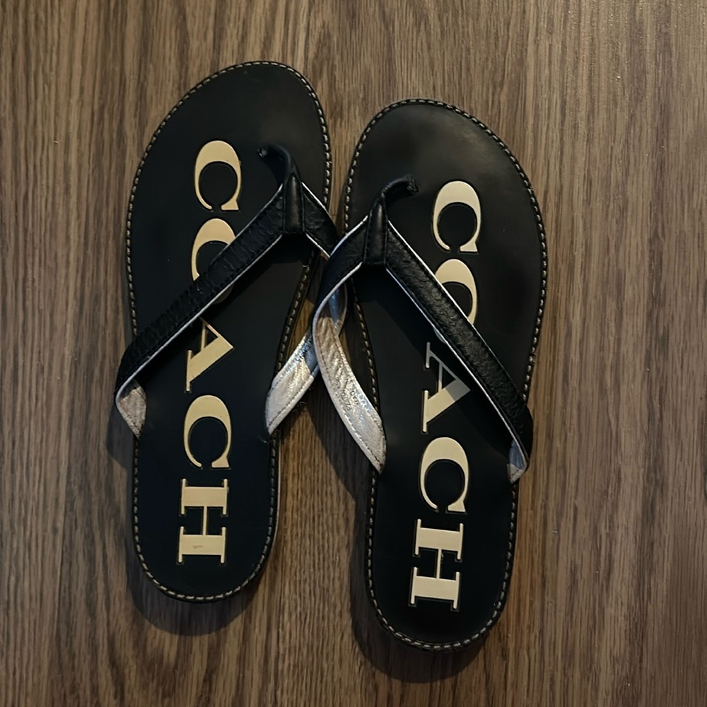COACH DIXIE SIG C  BLACK FLIP FLOPS/SZ7M